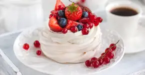 Aprenda a fazer o delicioso pavlova de frutas vermelhas