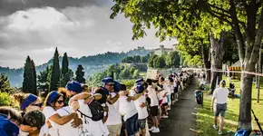 Grupo faz abraço coletivo muro medieval na Lombardia