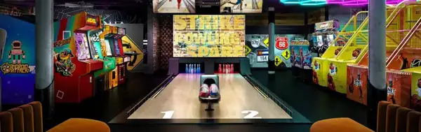. De minigolfe de alta tecnologia e jogos em realidade virtual de última geração a dardos interativos e jogos retrô de fliperama
