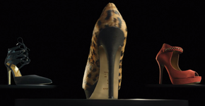 Ação de marketing de cervejaria é acusada de machismo por convidar mulheres a comprar sapatos enquanto homens assistem futebol