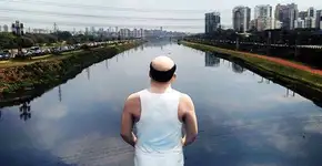 Eduardo Srur prepara sua próxima intervenção no rio Pinheiros, mas dessa vez você pode participar