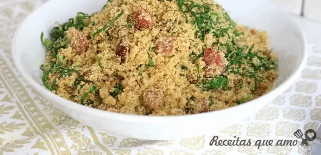 Faça essa farofa de couve simples e deliciosa para incrementar suas refeições