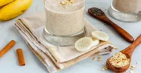 Descubra como fazer 2 delícias com apenas banana, aveia, cacau e pasta de amendoim