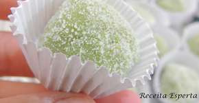 Saia do lugar comum: aprenda a fazer brigadeiro de erva cidreira