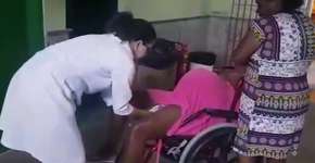 Médico filma mulher parindo em cadeira de hospital e gera revolta