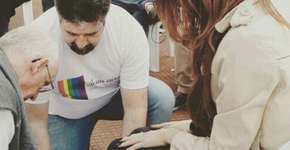 Em SP, padre e pastor lavam os pés de trans ‘crucificada’ na Parada Gay