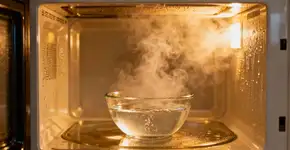 Essa mistura mágica tirou o cheiro de pipoca que grudou no micro-ondas