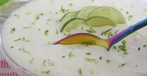 Mousse de limão com 3 ingredientes: rápido e delicioso