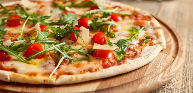Massa de pizza caseira: simples, deliciosa e com apenas 5 ingredientes