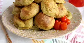 Bolinho de batata com brócolis feito no forno