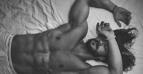 Perfil no Instagram dedicado a postar fotos só de homens na cama