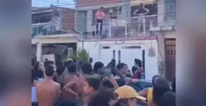 Mulher acusada de criar perfil de fofoca no bairro é cercada por moradores