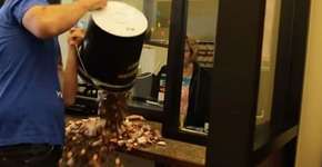 Em protesto, americano paga multa de R$ 760 com baldes cheios de moedas