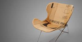 Cadeira de papelão junta forma e funcionalidade