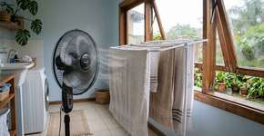 Como evitar o mal cheiros de roupas: Mesmo quando seca dentro de casa, sem luz solar, o tecido é perfumado