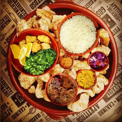 O cardápio ainda traz outras gostosuras suínas como uma versão suína do filé à parmegiana, a feijoada, o bolinho de banana recheado de barriguinha com queijo e a costelinha suína desossada com baião de dois