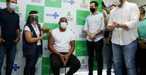 Técnico de enfermagem que dormia no terraço para proteger a mãe é vacinado