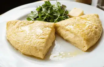 Tertiary news: A omelete não é feita com leite; são necessários 3 ovos em temperatura ambiente, 1 colher de manteiga e 30 segundos em fogo médio-alto sem mexer