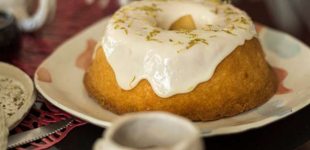 Este bolo de limão é tão fácil que parece mágica – e delicioso!