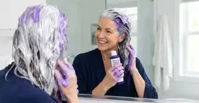 Por que se deve usar shampoo roxo no cabelo grisalho e como aplicar do jeito certo?