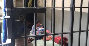 Mãe que estava presa com bebê vai cumprir prisão domiciliar