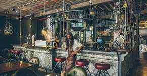 Passado e futuro se unem para produzir café fresquinho na África do Sul