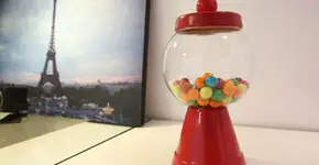 Vaso de cerâmica e aquário viram um baleiro retrô