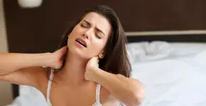 Especialista revela a pior postura para dormir e seus riscos para a coluna