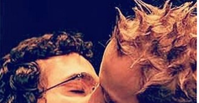 Famosos posam beijando pessoas do mesmo gênero em campanha