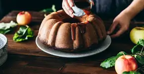 Bolo de maçã com canela irresistível e fácil
