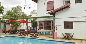 Bora dar um tibum? Casa Híbrida é um bar com piscina no Sumaré