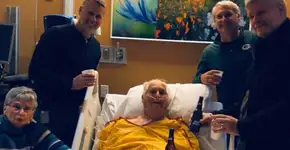 Idoso com câncer terminal se despede tomando cerveja com os filhos