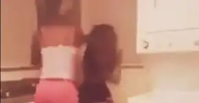 Mãe bate em filha durante vídeo ao vivo nas redes sociais