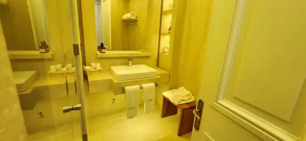 O amplo e charmoso banheiro do hotel