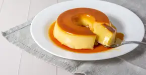 Pudim de leite em pó que vai ao forno e fica mais cremoso que o tradicional