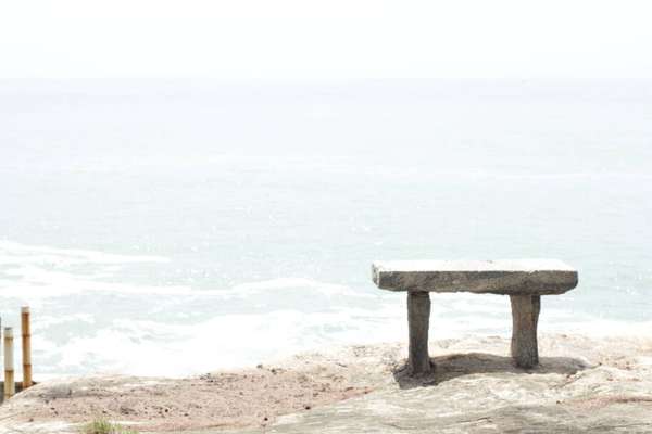 Banco também esculpido em pedra local - Foto: Victor Sousa