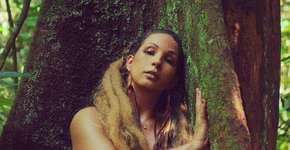 Valesca Popozuda posa completamente nua contra Temer na Amazônia