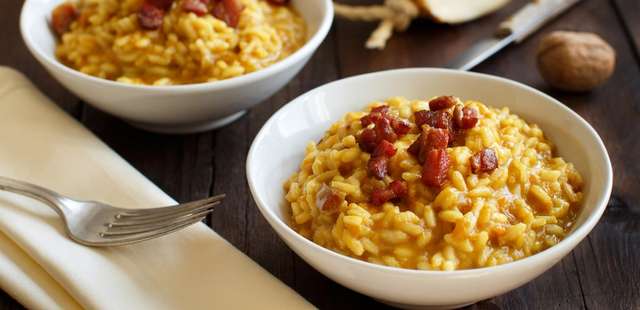 Esse risoto quatro queijos com bacon vai virar seu novo vício