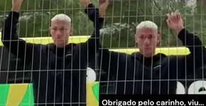 Mesmo emocionado, Richarlison faz questão de se despedir dos fãs