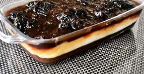 Sobremesa dois cremes com calda de ameixa para aplaudir de pé