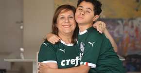Mãe que narra jogos do Palmeiras para filho cego concorre a prêmio