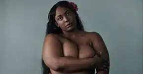 Nua, modelo brasileira plus size posa para Mario Testino
