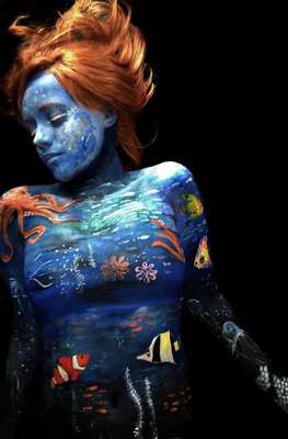 A artista leva de quatro a nove horas para finalizar cada um dos desenhos (Imagem: Divulgação)