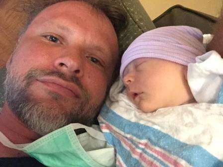 Michael Jaegers ao lado do pequeno Shaun