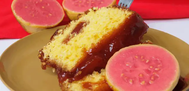 Bolo de fubá com goiabada que derrete na boca e deixa cada fatia ainda mais irresistível