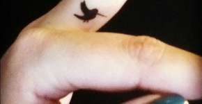 31 ideias de tatuagens criativas e minimalistas para o interior dos dedos