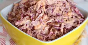 Salada coleslaw: a clássica receita com repolho e cenoura