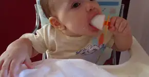 Para aliviar o calor, famílias fazem picolé de leite materno para os bebês