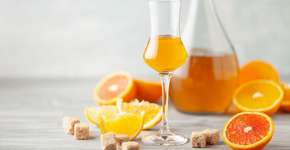 Descubra como fazer licor de laranja em casa com poucos ingredientes