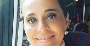 Carla Vilhena exalta cabelo grisalho em foto de antes e depois